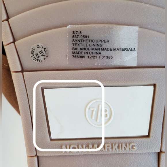 St. John's Bay brand Flip Flops Men NWOT size:Small/7-8 Tan & Brown *READ* - Picture 12 of 13